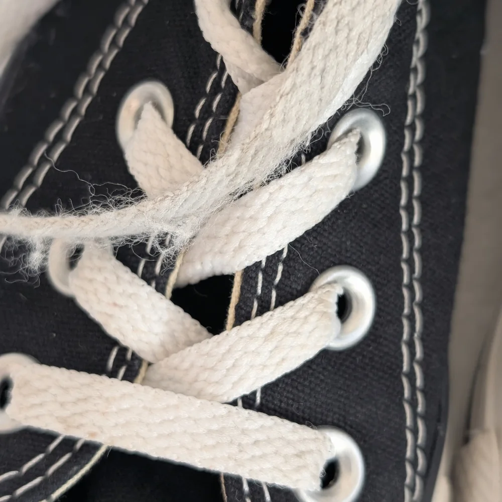Great Condition: Converse Chuck Taylor All Star Women 6/Men 4